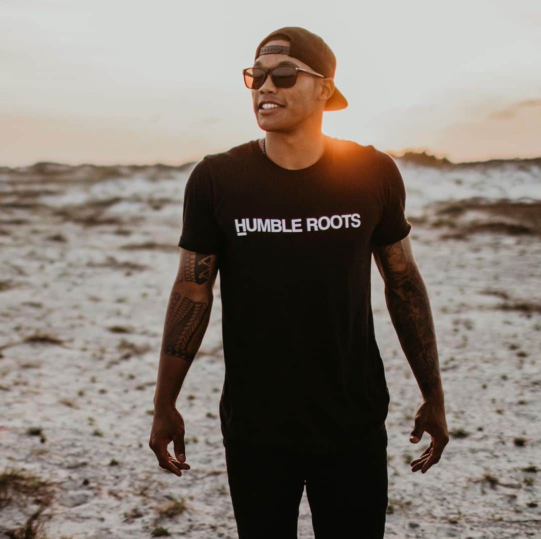 アディソン・ラッセルのインスタグラム：「I AM A BLACK MAN.  All my life people have tried labelling me and tried to write my story. I've experienced racism first hand and have seen my sister deal with it. My kids will experience it. It's my job to shower them with love and support, to make them aware and prepare them. "Rich with LOVE"  is what my mom has always said. DO NOT count us out! Count on us! Believe in black. #blacklivesmatter @_humble_roots #journey #humble #roots」