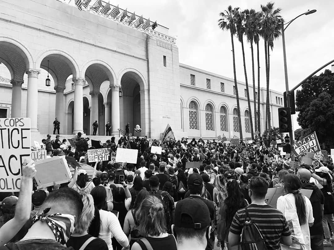アナベル・ウォーリスのインスタグラム：「A deeply moving day outside City Hall in Los Angeles. It was a privilege to stand alongside the many lovely people who are driving the change. May we all do our bit to listen, learn and act on behalf of equality. #BLM #timeforchange」