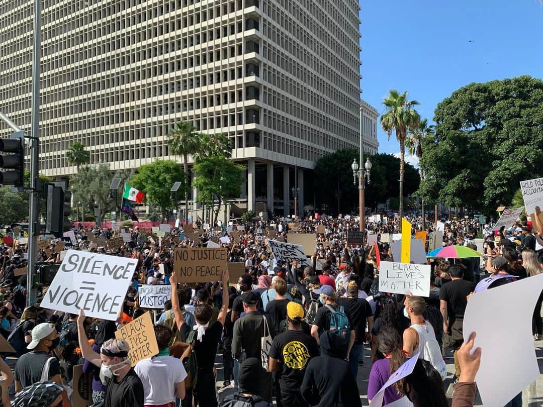 ジョーイ・ブラッグのインスタグラム：「Incredibly empowering to see an entire nation cry out for justice and equality. It is simply not enough to say you are sick and tired of these injustices. It’s not enough to post a black square. Nothing we do will be enough until we see the drastic change we are screaming for. While good things have happened since we started marching, it will take much more to quell these protests. We aren’t standing against one isolated incident, we are standing up against 400 years of systemic racism woven into the fiber of this country by the white people who founded it using the blood of others. This country has never been great. This country cannot be great while fascism is allowed. This country cannot be great while we outfit our police for war on civilians and our doctors wear trash bags. This country cannot be great until we all stand united against racism and tyranny! #BlackLivesMatter #BLM #whitesilenceisviolence」