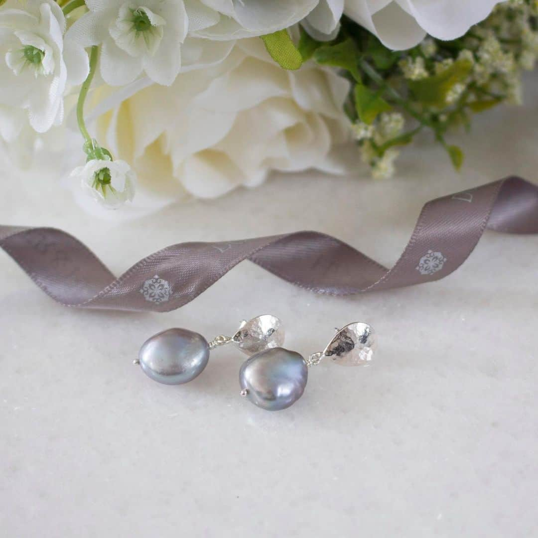 ダウアー&ホールさんのインスタグラム写真 - (ダウアー&ホールInstagram)「Dove grey pearls with a twist - baroque drops hanging from subtlety hammered silver.  Even more attractive with a 20% promotion till tomorrow 7th June. . #pearls #freshwaterpearls #baroquepearls #pearljewelry #pearljewellery #pearlearrings #pearlpendants #pearlrings #Jewellerygram #instajewellery #Jewellerybrand #Jewellerytrends #jewelleryjunkie #futureheirlooms  #jewellerylover  #alternativebridal #ethicalluxury #londonjeweller #artisanmade  #roughluxe  #bohostyle #jewelleryblog #jewelleryaddict  #jewellerydesigner  #dovegreypearls」6月7日 3時41分 - dowerandhall