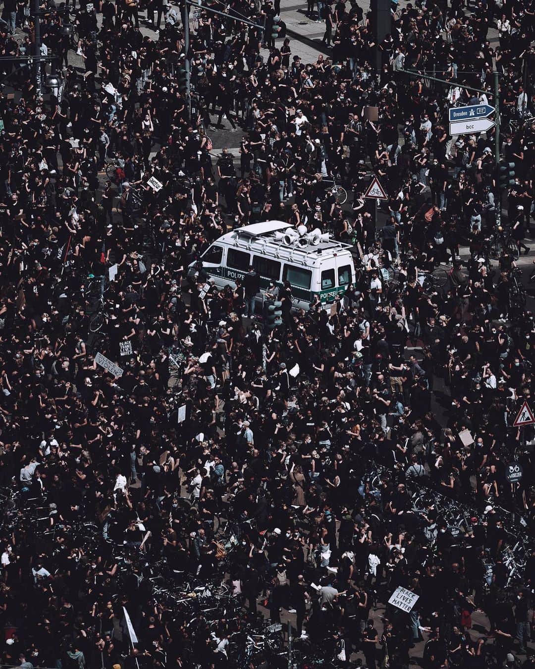 Thomas Kakarekoのインスタグラム：「Today Berlin stood up against racism in a silent protest of more than 15k people. In deep solidarity with all American protesters calling for justice.  #blacklivesmatter #blm #silentprotest #berlin」
