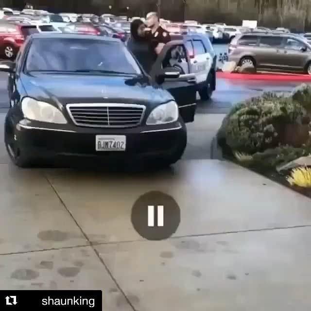 ミラ・ジョヴォヴィッチのインスタグラム：「THIS IS WHY WE SAY #blacklivesmatter show me a video where the cops do this to a white woman. Show me.」