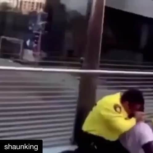 ミラ・ジョヴォヴィッチのインスタグラム：「THIS IS WHY WE SAY #blacklivesmatter show me a video of a cop doing this to a white kid. Show me.」