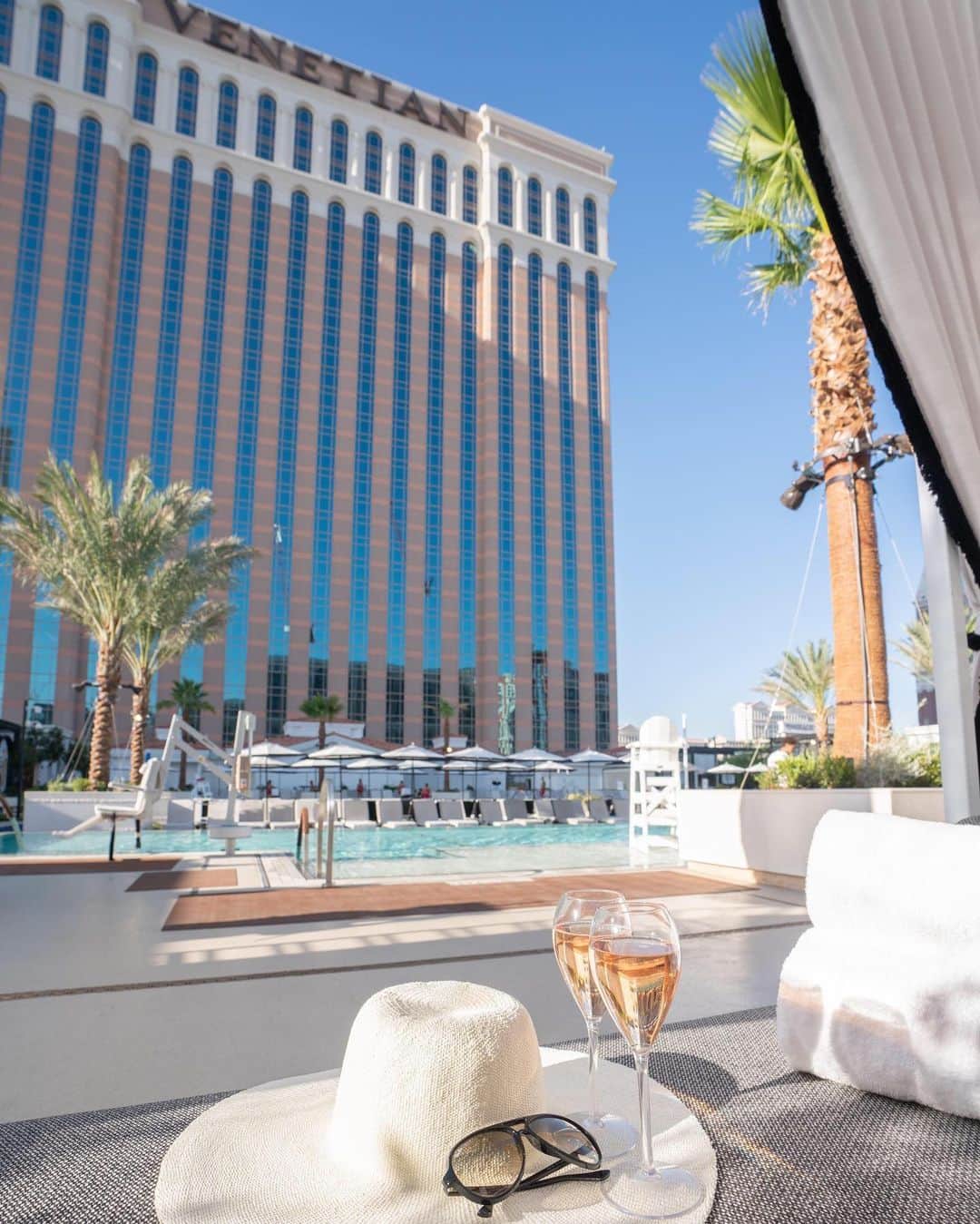 The Venetian Las Vegasさんのインスタグラム写真 - (The Venetian Las VegasInstagram)「Pool season is officially here! 🕶️💦 Email ConciergeLV@sands.com to reserve a cabana or daybed for your stay today. #Vegas #poolseason」6月7日 4時13分 - venetianvegas
