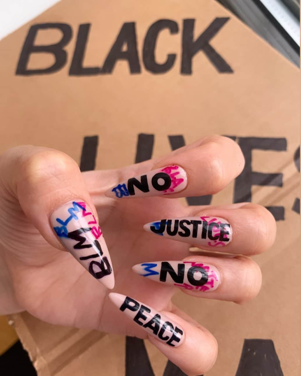 Mei Kawajiriさんのインスタグラム写真 - (Mei KawajiriInstagram)「#blacklivesmatter ✊🏾 I express myself on my nails 💅 #Nailsbymei #expressyourself #nojusticenopeace✊🏾」6月7日 4時11分 - nailsbymei