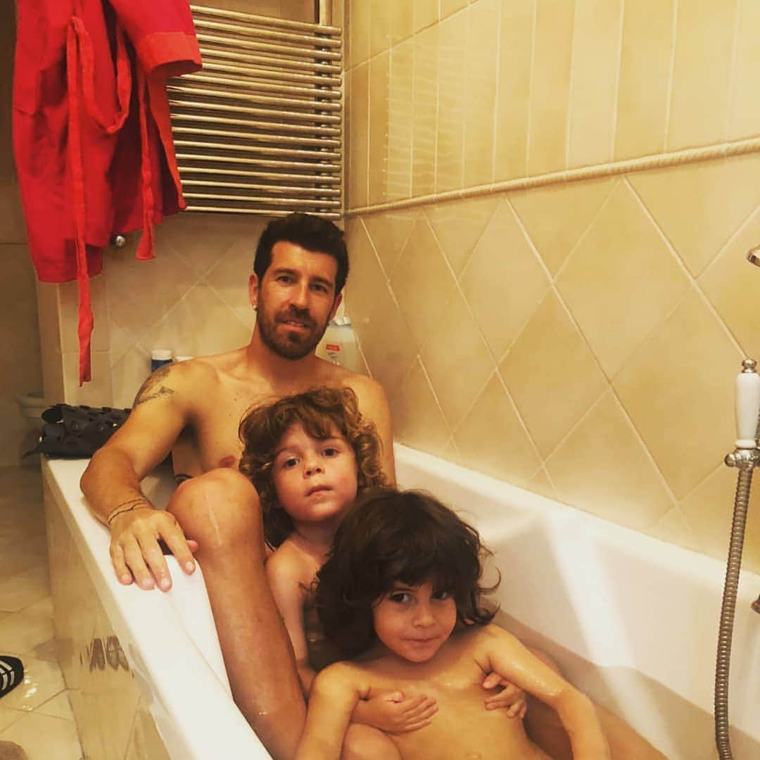 マリアーノ・イスコのインスタグラム：「Bagno tra uomini 😂😂😂 #santiago #tomás #hijosfelices #viamo❤️ #diversion #bagneto」