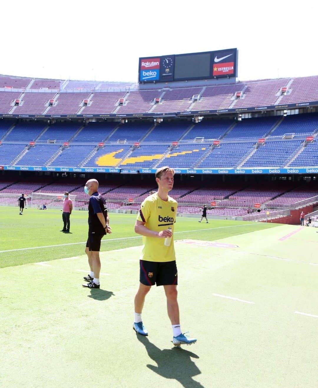 フレンキー・デ・ヨングさんのインスタグラム写真 - (フレンキー・デ・ヨングInstagram)「Mood when you’re back in Camp Nou 🏟」6月7日 4時41分 - frenkiedejong