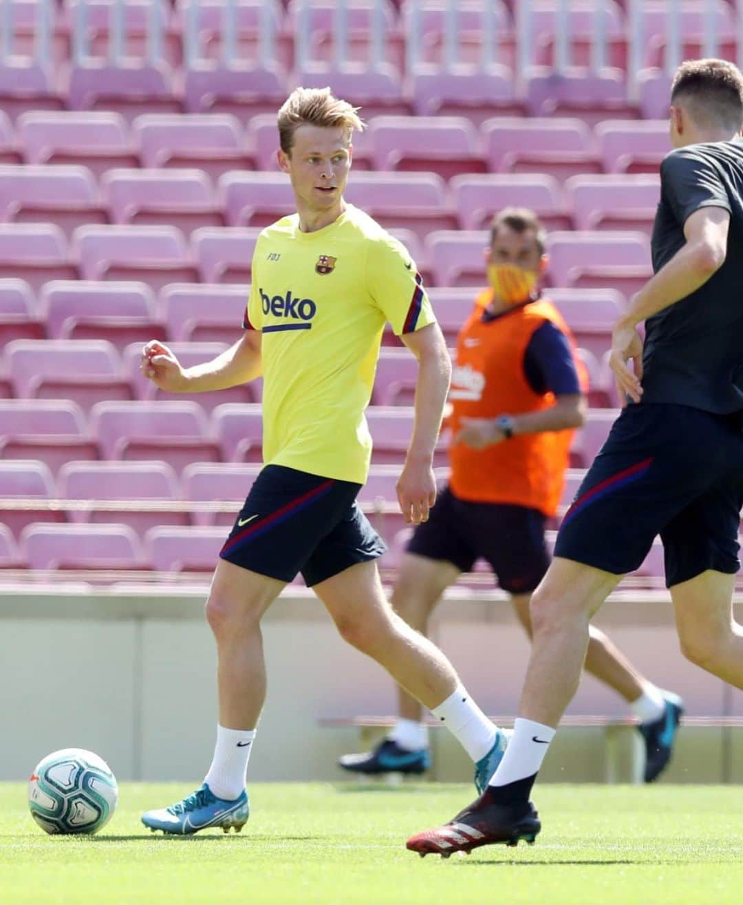 フレンキー・デ・ヨングさんのインスタグラム写真 - (フレンキー・デ・ヨングInstagram)「Mood when you’re back in Camp Nou 🏟」6月7日 4時41分 - frenkiedejong