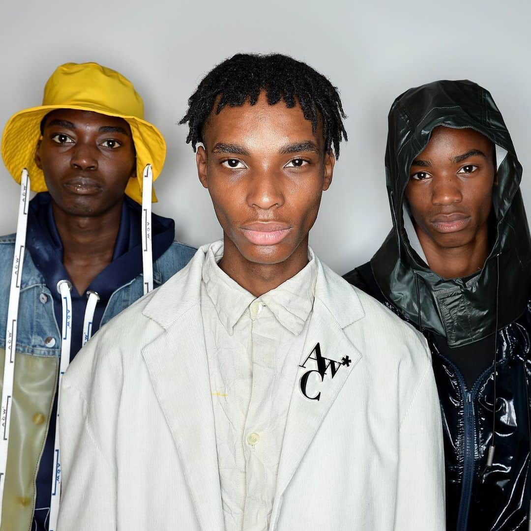 Fashion Weekのインスタグラム：「The Fashion Awards' 2018 British Emerging Menswear Designer, @design.by.samuelross of @acoldwall, has introduced a €25,000 grant program to bring more opportunity to the Black community within the fashion industry and beyond. The grant will be awarded to 10 independently-owned Black businesses across 10 categories, including Retail and Fashion, Tech, and Arts and Recreation Services. Find more information on this empowering grant program and how to apply by following @acoldwall.⁠⠀ ⁠⠀ Photo by @gettyimages⁠⠀」