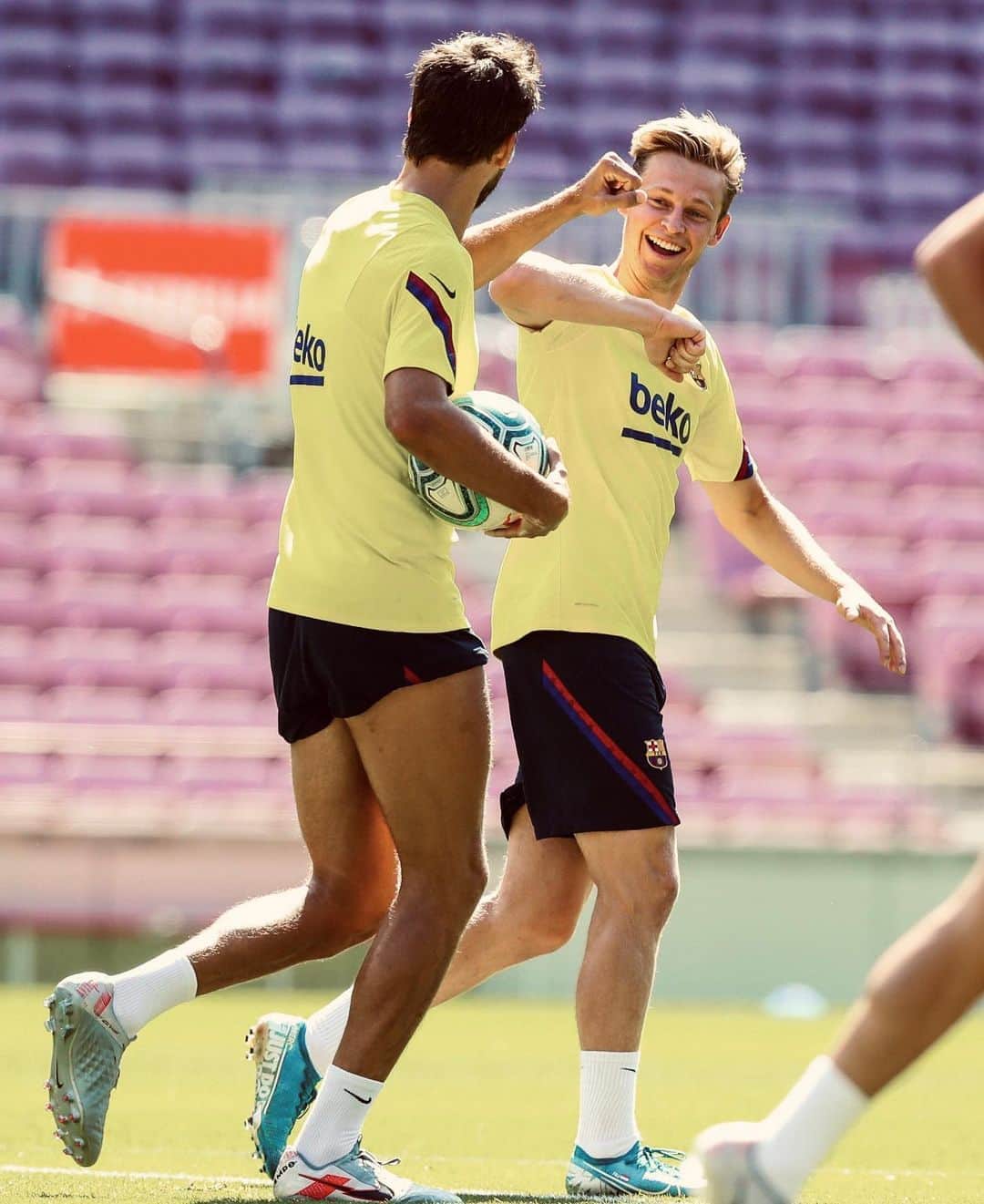 フレンキー・デ・ヨングのインスタグラム：「Mood when you’re back in Camp Nou 🏟」