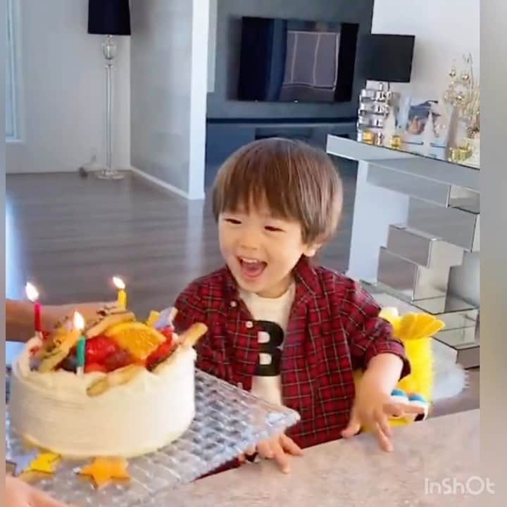 田中涼子のインスタグラム：「誕生日ケーキ出したところ♬ 毎年誕生日記録してたので3歳も載せとこう♬  みんなに囲まれ照れたのかリアクション小さいけど、いつも最上級に嬉しい時舌だすからわかりやすい😋😛😝 #3歳誕生日#アイシングクッキー #誕生日ケーキ#男の子育児」