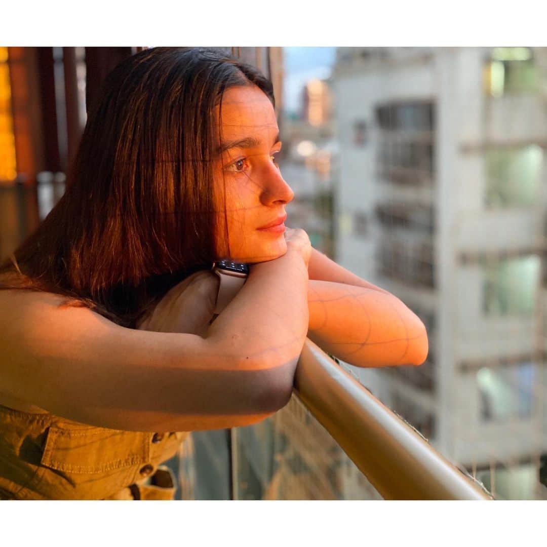 アリア・バットのインスタグラム：「सूरज हुआ मद्धम 🧡」