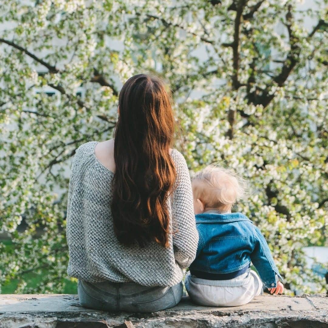 Melvita Officialのインスタグラム：「Etre maman 👼, c’est…. ✨ Merveilleux ? 😴 Fatiguant ? Autre ?  Dites-nous ce que vous en pensez !  #Melvita #motherday #fetedesmeres」