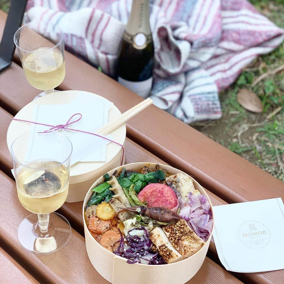 沢瀉美緒さんのインスタグラム写真 - (沢瀉美緒Instagram)「※ Picnic lunch 🍔 with @akiko.kotaka 👭 . 行こう行こう‼️ ってなかなかご飯できてなかったから ピクニックしながらキャッチアップ✨ . 大好きな @momoegohan の お弁当持って、公園で待ち合わせなんて 自粛生活ならではの時間✨ . レストランより開放的だから本音で色々話せるし こんな形もいいね👍と語った日。 . . #picnic #ピクニック #momoe #bento #コロナフードアクション #ルイロデレール #louisroederer #シャンパン #champagne #ミオログ」6月7日 14時42分 - mio_omodaka