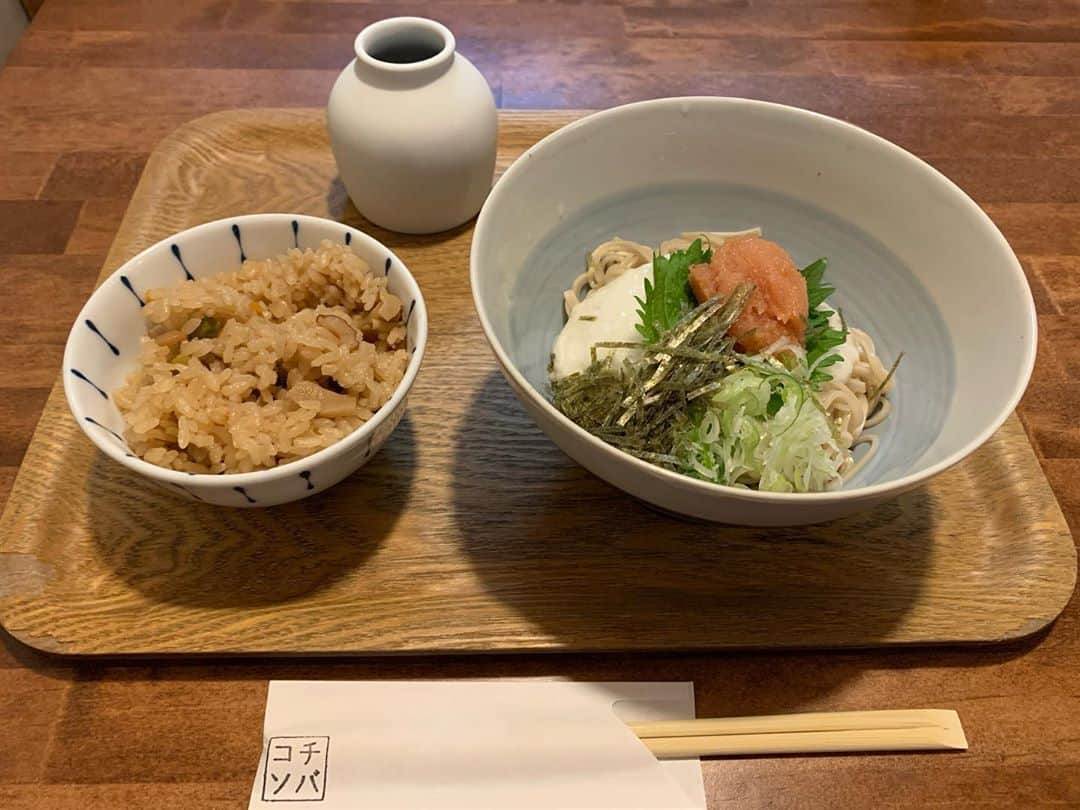 中澤裕子のインスタグラム：「久しぶりの『コチソバ』 今日は「ぶっかけ博多明太とろろ」 日替わりの「たけのこごはん」 ・ 頼みすぎたかと思ったけど あっという間に完食 ・ あー美味しかった❤︎ #ランチ  #福岡 #コチソバ #十割蕎麦  #大好きすぎる蕎麦屋さん #また食べる事ができて本当に嬉しい」