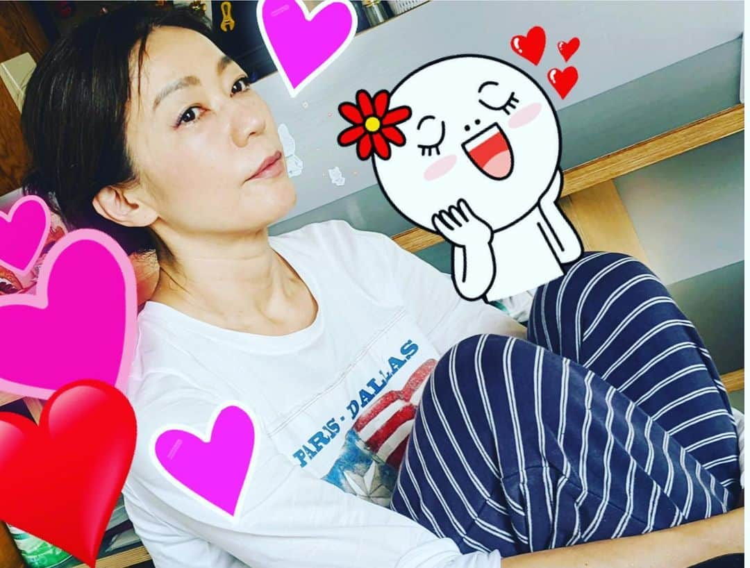 田中杏子さんのインスタグラム写真 - (田中杏子Instagram)「朝一のボーッと時間 何考えてるのかなぁと、娘がパチリ。 I am in my precious flowing time ✨✨✨shot by Noa🌟  #akotanaka #休日大好き #ボーッと時間 #朝のルーティン #リラックススタイルでごめんなさい」6月7日 14時38分 - akoakotanaka