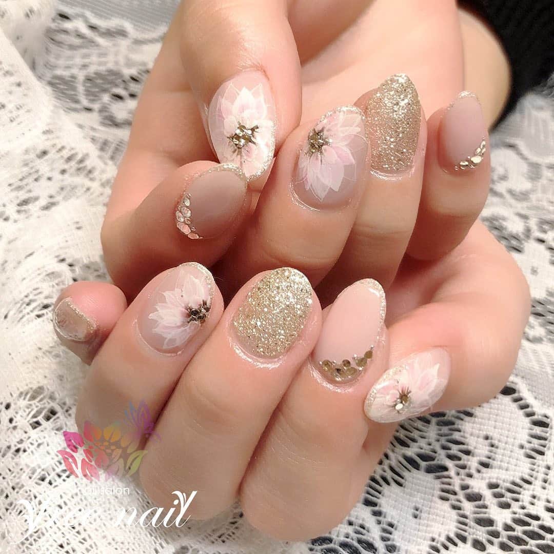 free nail フリーネイルのインスタグラム：「. お客様ネイル💅🏻🌙✨ . アシメマーガレットネイル🌸✨ . お上品ピンク💗✨ . ご来店ありがとうございました🙇🏻‍♀️🙇🏻‍♀️🙇🏻‍♀️💗 . #ネイルアート #ジェルネイル #ネイルサロン #大阪ネイルサロン #ネイルデザイン #ネイルチェンジ #フラワーネイル #お花ネイル #グリッターネイル #ラメネイル #ピンクネイル #デザインネイル #トレンドネイル #シンプルネイル #大人ネイル #上品ネイル #モテネイル #夏ネイル #summernails #nailsart #nailsdid #美甲 #日式美甲 #日式美甲胶 #日本美甲师 #日本美甲老师 #美甲上课 #日本胶 #フリーネイル #freenail」