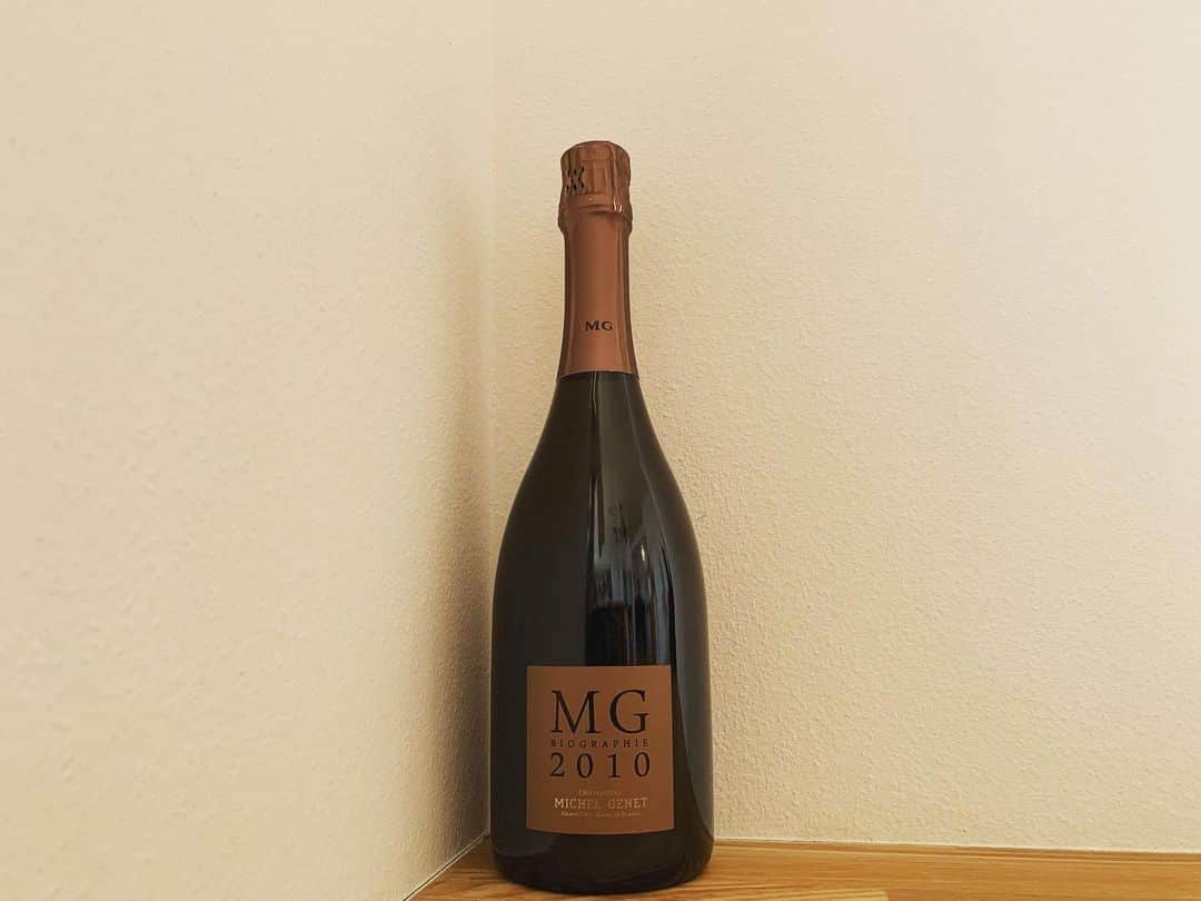 岡田マリアのインスタグラム：「今日は結婚記念日！なんと10年！  サプライズで高価なchampagneを贈ってくれた @emirimiyamoto ちゃん😭本当にありがとう💍」