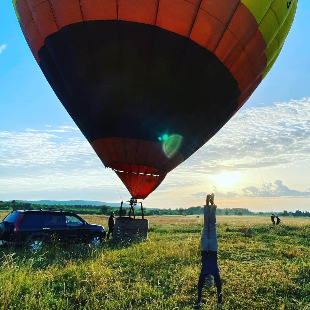 アンドレア・オズヴァルトさんのインスタグラム写真 - (アンドレア・オズヴァルトInstagram)「#mymorning #goodmorning ❤️🎈🌈 #happy #fun #adventure #kalandor #activity #outdooradventures #freedom #flying #frommylove #surprise #meglepetés #baloon #hőlégballon」6月7日 14時49分 - andreaosvart