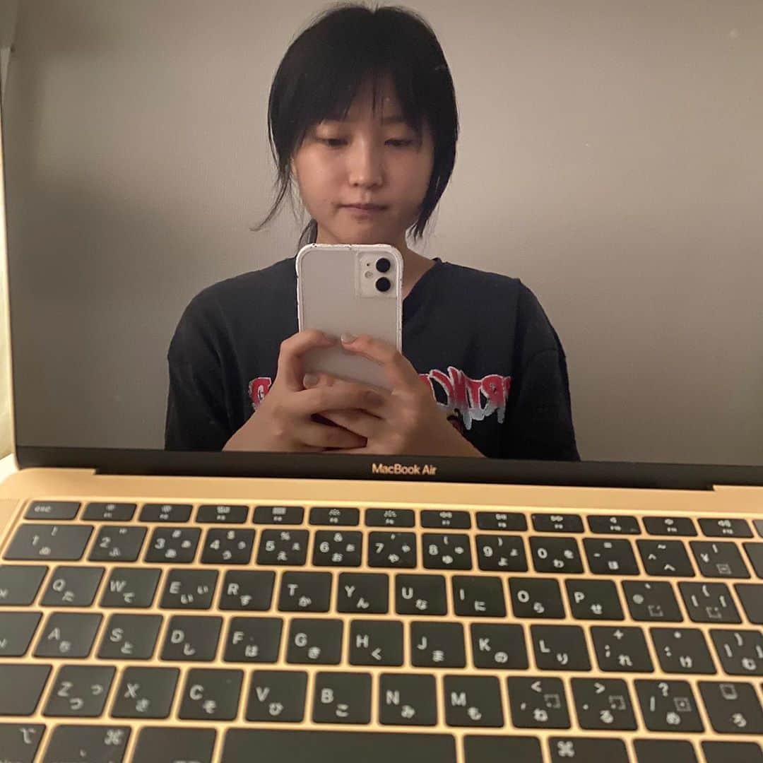 鞘師里保さんのインスタグラム写真 - (鞘師里保Instagram)「. 見てわかるように Appleを使いがちな、起きたて時の鞘師です。 最近の悩みは何年練習しても、タイピングがそんなに上達しない事です💻 それにしても、スクリーンってこんなに鮮明に反射する？笑 . (どなたかペラペラの方、下の英文の文法で上の日本語の意味を表現できてるか教えてください、、自信なくて。特に最初の文、、） . . As you can see, this is me who tends to use Apple products and just got up at that time. My recent problem is that I’m still not good at typing even though I’ve been practicing for years... . BTW, why is this reflection so clear?? .」6月7日 14時50分 - riho_sayashi_insta