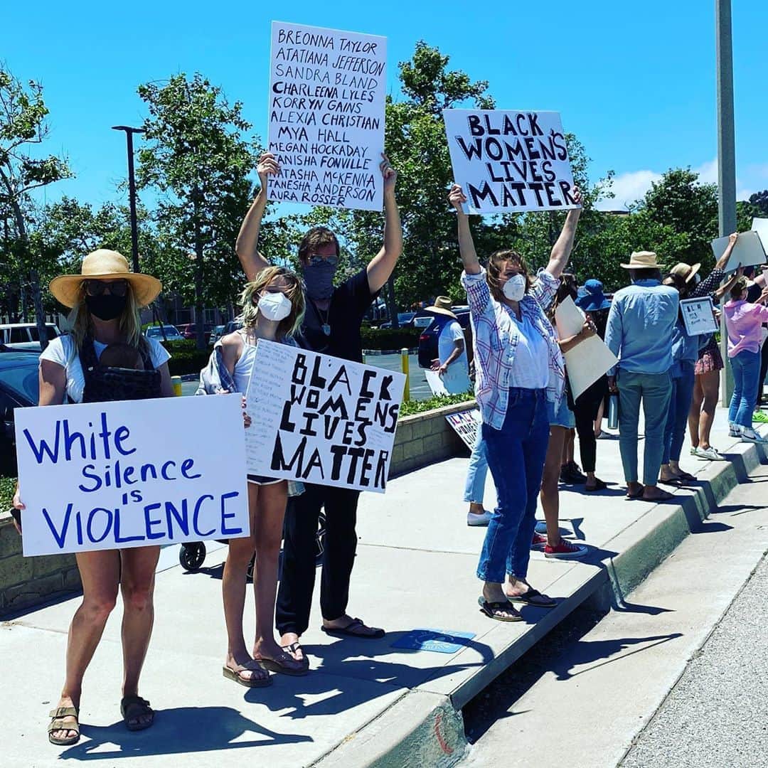 ミラ・ジョヴォヴィッチのインスタグラム：「As parents, my husband and I wanted to help our eldest daughter raise her voice in protest as well and feel like a real part of this incredible movement for justice that’s happening all over the world in support of #blacklivesmatter. Because no matter how small she thinks her voice is, she could see the impact of her actions right there in the moment by the overwhelming amount of people cheering and honking as they drove by our little group standing on the sidewalk. How they were uplifted by seeing us showing up for what we believe. The smile on their faces as they raised their fists in the air while they went about their day. I was able to show her how her small action made us all feel connected to something so much bigger than ourselves and maybe inspired others to take action too. I urge all parents to do the same with their kids! Make some posters and go out into your neighborhood regardless of the size of your group. Because no matter how small your protest is, it will still affect like minded people in a positive way and who knows? Maybe it can seed a kernel of change in those that don’t feel the same way we do. Thanks for the pic @chrissbrenner !❤️ #keepshowingup #blacklivesmatter #stoppolicebrutality #justiceforgeorgefloyd #justiceforbreonnataylor #justiceforahmaudarbery #justicefornatewoods #justiceforjemelroberson」