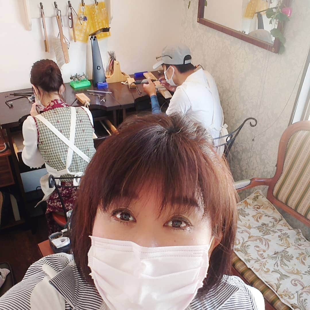 手作り指輪【ジュエリーアウラ】福岡のインスタグラム：「【安全に手作り結婚指輪】 マスク着用で 手作りしております。  結婚指輪は一生もの。 ふたりで作って 、 特別な指輪にしたい…  お二人の願いを 叶えるために。  安全に安心して 手作りできるように 換気、除菌、手洗いも 行います。  出来上がりは 1ヶ月半後です。  お楽しみ～🍀 100%手作り&オーダーメイド専門店 あなたの輝きを引き出す 【ジュエリーアウラ】 www.au-ra.com  #jewelry.aura #ジュエリーアウラ #手作り結婚指輪 #ワックスでつくる結婚指輪 #プレミアムコース #福岡北九州で人気のジュエリーサロン #北九州婚  #北九州クチコミ人気  #コロナウィルス対策万全  #完全ご予約制度  #24時間ネット予約はHPより」