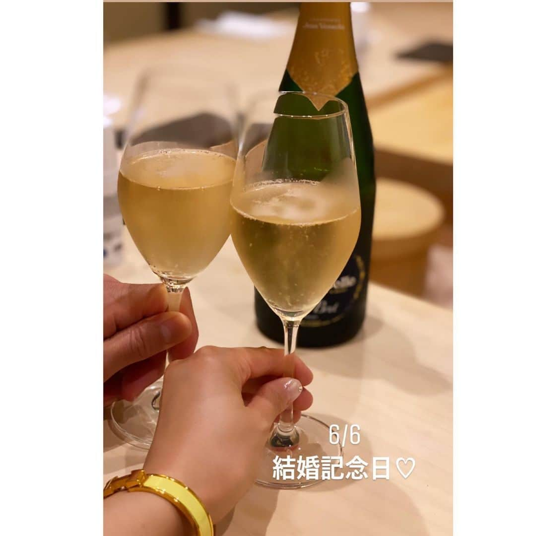 松本亜希さんのインスタグラム写真 - (松本亜希Instagram)「♡2020/06/06♡ 昨日は結婚記念日でした💓 二人とも健康に笑顔で、丸4年迎えることができました。 ・ 昨日のお昼、夫と息子が2人で散歩にでかけて、花束を抱えて帰ってきてくれました。 息子からもと、別で一輪の薔薇を用意してくれて、息子からも満面の笑みで"どうじょ♡"ってお花をもらいました。(写真3枚目) 息子からもとかそんな感動的なことできるんだ？😳😳って思わず夫に言ってしまった私です😂 嬉しすぎた😭 ・ そして、夜は2人で念願のお寿司を食べに行ってきました🍣(すっごくオススメしたいお寿司屋さんなので食レポは次の記事で❤️) ・ 2人でお酒を飲みながらdinnerなんていつぶりだ？って言いながら早食いしなくていい贅沢な時間を噛み締めました。でも、喋る話はやっぱり私達の宝物息子のこと。 ・ ・ "ねぇ、あなた息子より子供だね🙄💢"って言うこともしばしばありますが、これからも夫婦仲良く、そして家族3人明るく笑顔で毎日を過ごせるよう妻として、母としてまた頑張りたいです♡ 昨日はとってもとっても幸せでした😌 皆さん、DMでもおめでとうと言ってくださり感謝しています♡♡ __________________________ #4thanniversary  #結婚式記念日 #結婚記念日 #love #family #久々になかなか飲んだもんで今日は二日酔いです」6月7日 15時07分 - m_akiron