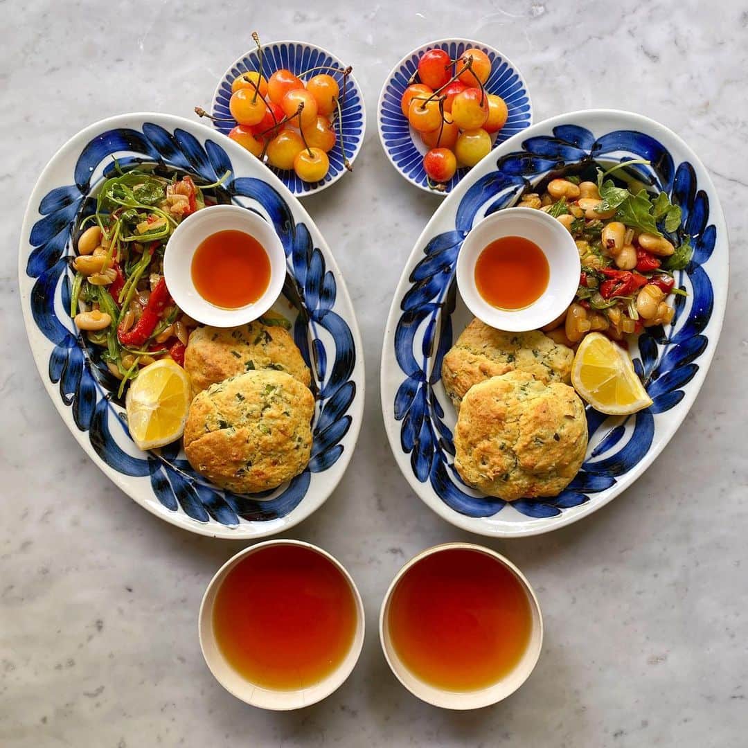 Symmetry Breakfastのインスタグラム：「Warm bean salad with peppers and Pili Pili Oil (game changing oil!) from @bryantterry’s book Vegetable Kingdom with cheesy chive drop biscuits from @sweetpotatosoul book of the same name. Both books are #vegan too 🥰 I’ve been off social media for a few weeks, reading and researching and thinking how I can be the best possible advocate for the widest possible spectrum of diverse voices in the food world. It feels like an enormous job, the weight of the world is on your shoulders and we can all feel a sense of guilt that we haven’t done more before. I want to be inspired into action, not shamed into it. I’ve always tried to be respectful to the communities and cooks that inspire me, giving credit, learning about the origins of food, buying books and using this platform to push and promote people I’ve never met before, to hopefully introduce you, my followers, to them. The Black community has suffered injustice for too long and it will change, but its important to not burn out in pushing for that change. Tabitha Brown @iamtabithabrown said it the other day. Take a break, recharge and then get back to it, because you’re not good if you’ve not got the energy to carry on. So much food for though recently, more for another day. Love to you all 😘」