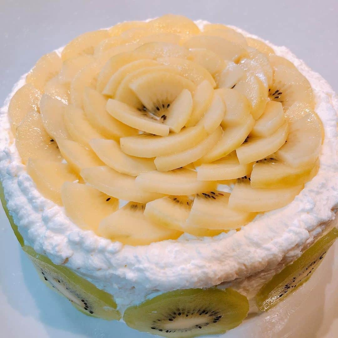 吉田仁人のインスタグラム：「父の休日ケーキシリーズ﻿ ﻿ 『キウイケーキ』美味しかったです。﻿ ﻿ 吉田家は某キウイの兄弟キャラクターが大好き。﻿ ゆるさとおもしろさがクセになります。﻿ ﻿ #吉田仁人 #MILK」