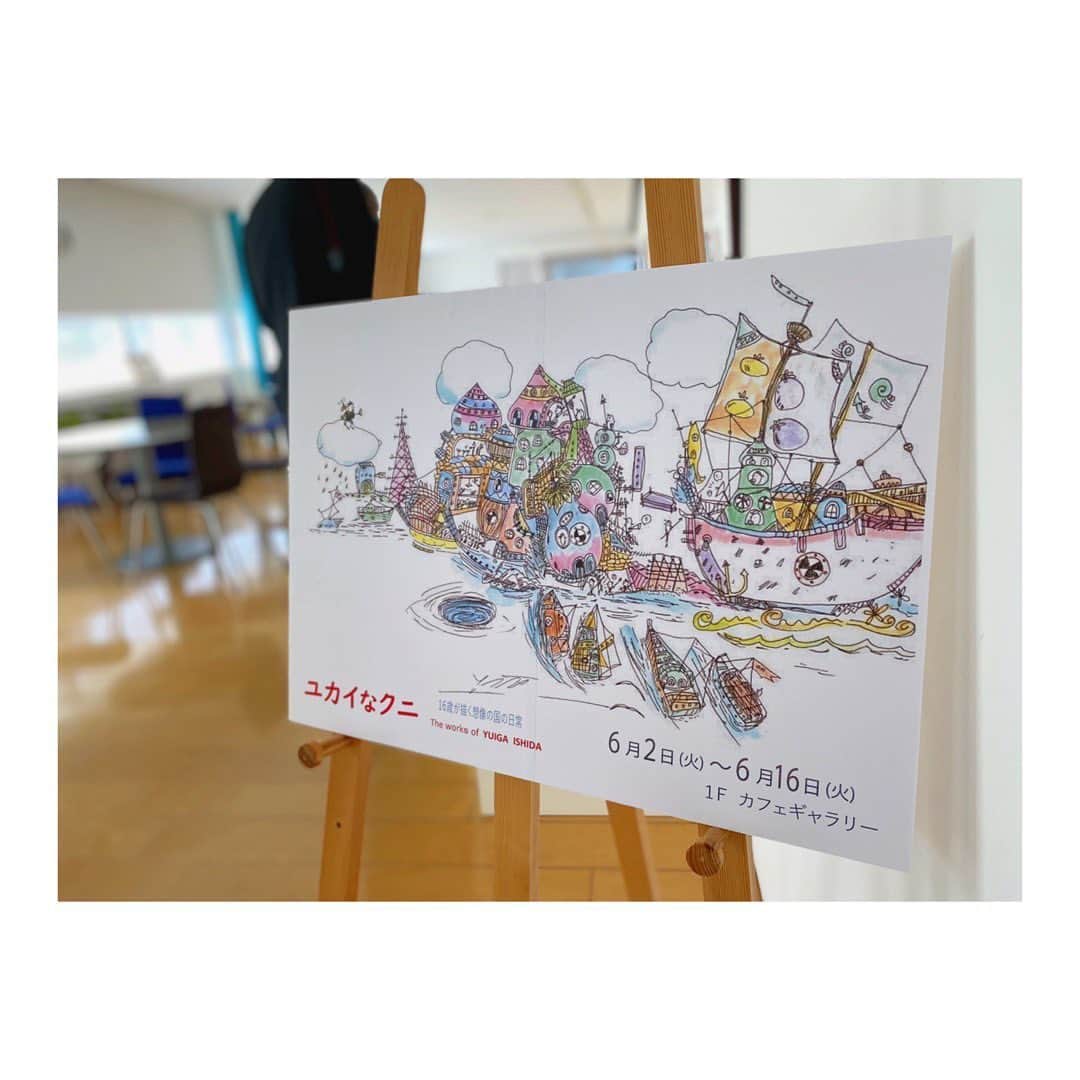 尾島早都樹のインスタグラム：「先日取材で行った 高岡の高校2年生・石田唯我さんの 初個展『ユカイなクニ』 . 絵の緻密さ、淡い色づかい、 絵にたくさん登場するキャラクター タボちゃんのお茶目な表情に心奪われます。 (４枚目はお殿様になったタボちゃん) . 一枚一枚とても細かいので、 ぜひ密を避けながらじ〜っくりと、みてほしい。 . . #ユカイなクニ #タボちゃん  #ココペリ #大島絵本館 #N6」