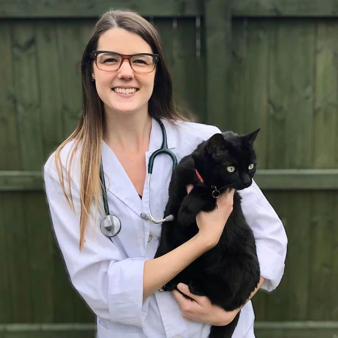 エミリー・ヴァンキャンプのインスタグラム：「After 9 years of school and a ton of hard work, my little sister just became a veterinarian. We couldn’t be more proud of you @mollyvancamp !!! 💞💞💞 We’re all holding our fur babies a little closer during this challenging time and it’s comforting to know that you will be one of the people taking care of them. We love you and to all of you out there graduating in 2020- congratulations! We celebrate you too! ❤️❤️❤️」