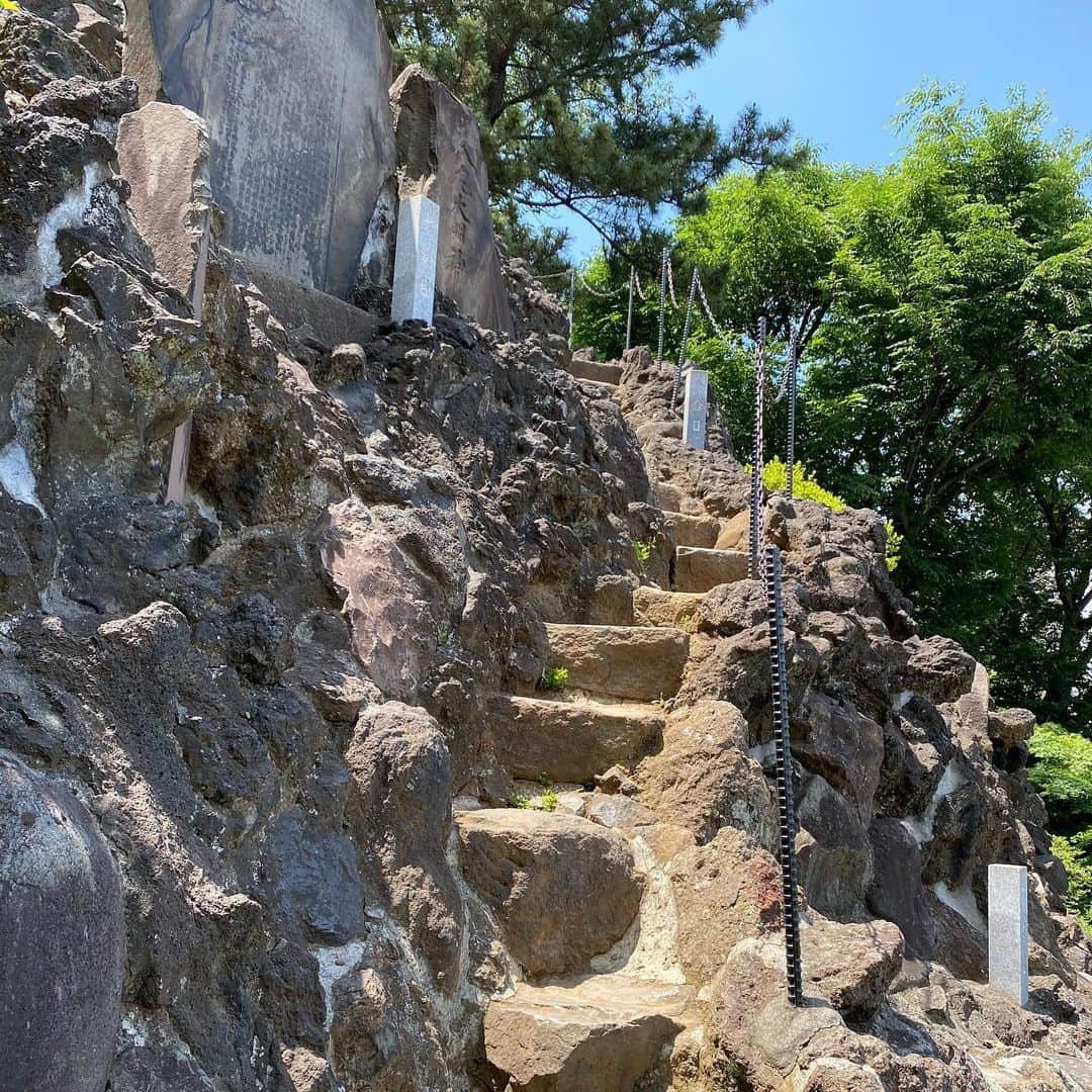 兼田恵さんのインスタグラム写真 - (兼田恵Instagram)「その2。 品川神社の富士山にのぼったぞ🗻 これこれ、ほんと車窓から気になってたのよ！ 1枚目は山頂からの景色。 登山ではなくなぜか下山の動画もどうぞ。  #品川神社富士山 #品川神社富士塚 #品川神社 #山頂からの景色 #階段狭いから気をつけてね #いいお天気最高☀️」6月7日 15時22分 - earl_megu