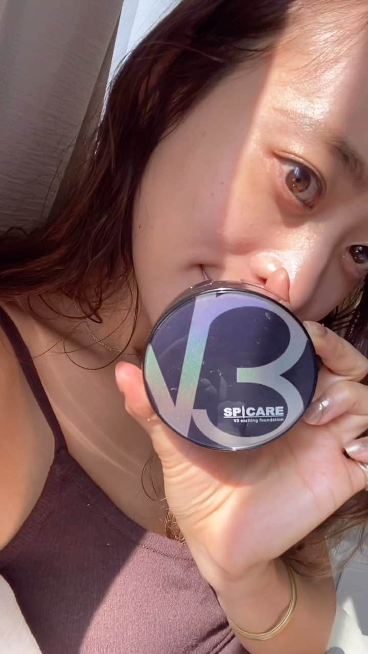難波礼華のインスタグラム：「. HOMEでも取り扱い開始したV3ファンデーションの使い方について💖💖💖 スピチュール（天然針）が入ってるファンデーションでリフトアップ、皮膚の治癒、アンチエイジング、皮脂コントロールをしてくれます！ ハリツヤすごいの💖まじオススメ✌️💖 #v3ファンデーション」