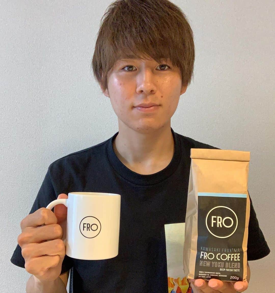 脇坂泰斗のインスタグラム：「. 今年オープンした フロンターレ公式カフェ「FRO CAFE」 のコーヒー☕️ とても美味しいので皆さんも是非！ マグカップも可愛い(黒もあります)👌 #川崎フロンターレ #frontale #フロカフェ」