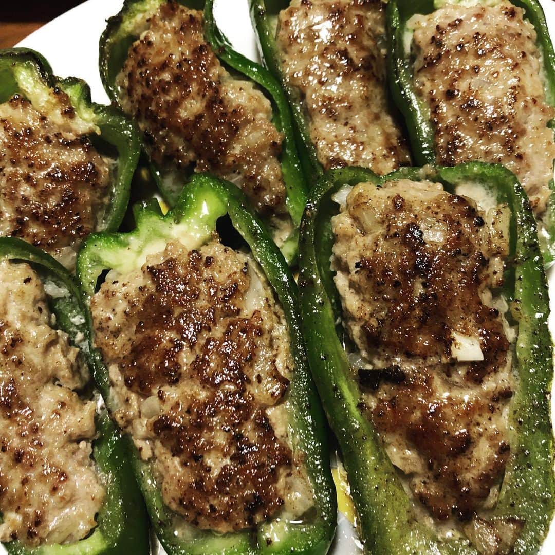 小野崎玲皇のインスタグラム：「Leo's Kitchen⑤🦁🍴 ピーマンの肉詰め！ 初の試みの割によく出来てました💮 ピーマンの味と肉のジューシーさがたまりませんでした🤤 次は何作ろうかなー🤔」