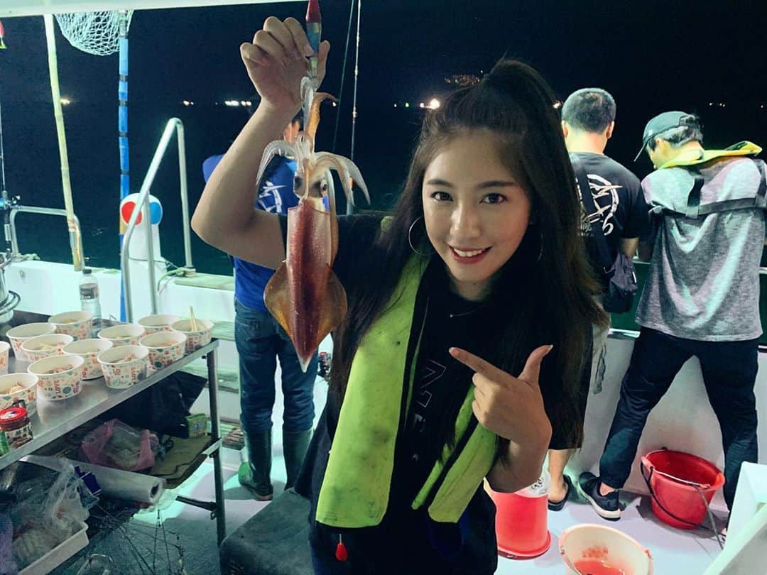 辜莞允（Nono Ku）のインスタグラム：「耶～～全船只有我釣到透抽～～ 一開始什麼都沒有 媽媽還下旨「沒釣到不能回家」😆 謝謝阿抽讓我有交代了 對大自然心懷感激💛💛 #比動森難一百倍 #當我的左右兩桿中三隻魚且線打結時 #從縫隙中看到我的竿在抖動 #噫好了我中了」