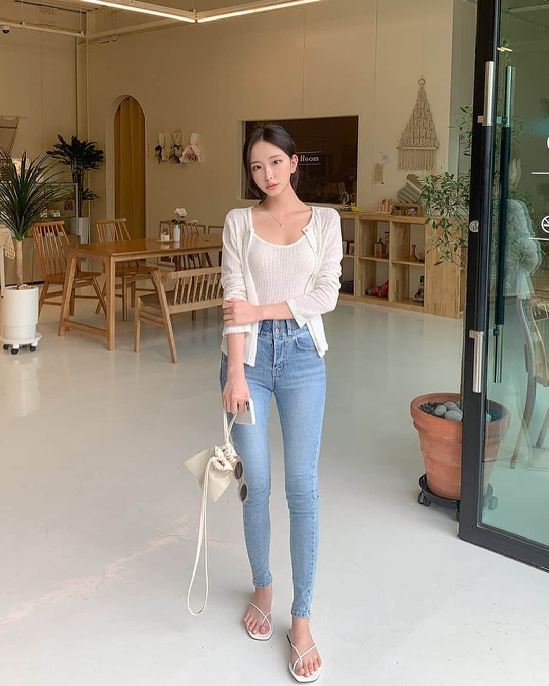 Chuuのインスタグラム：「이제 슬리브리스는 필수템이 될 것 같아요!🍃 하나만 입고다니기 부담스러우신 분들은 가디건셋트로 추쳔드려용✨」