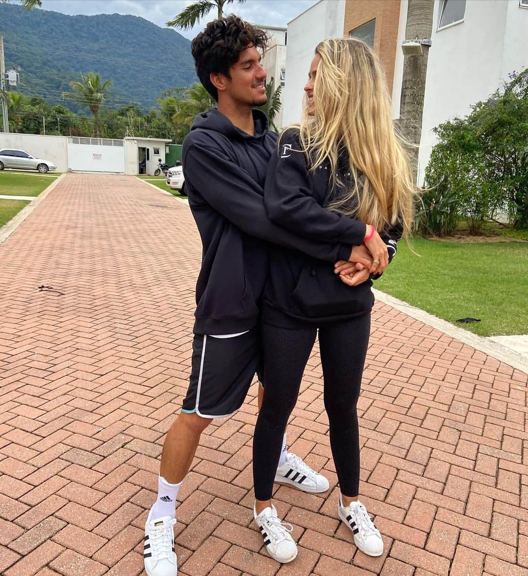 ガブリエル・メディーナのインスタグラム：「Happy birthday to my girl ❤️ ll Feliz aniversário minha linda, Que Deus continue te abençoando e te guiando. Coração gigante, do bem e tao puro. E cheia de talentos (stories) hahah voce é especial, ainda bem que nos encontramos, que sorte a minha! ❤️ hoje é seu aniversário e quem ganha o presente sou eu 🤷🏻‍♂️ hahah te amo minha linda pequena caiçara 😂❤️ @yasminbrunet1」