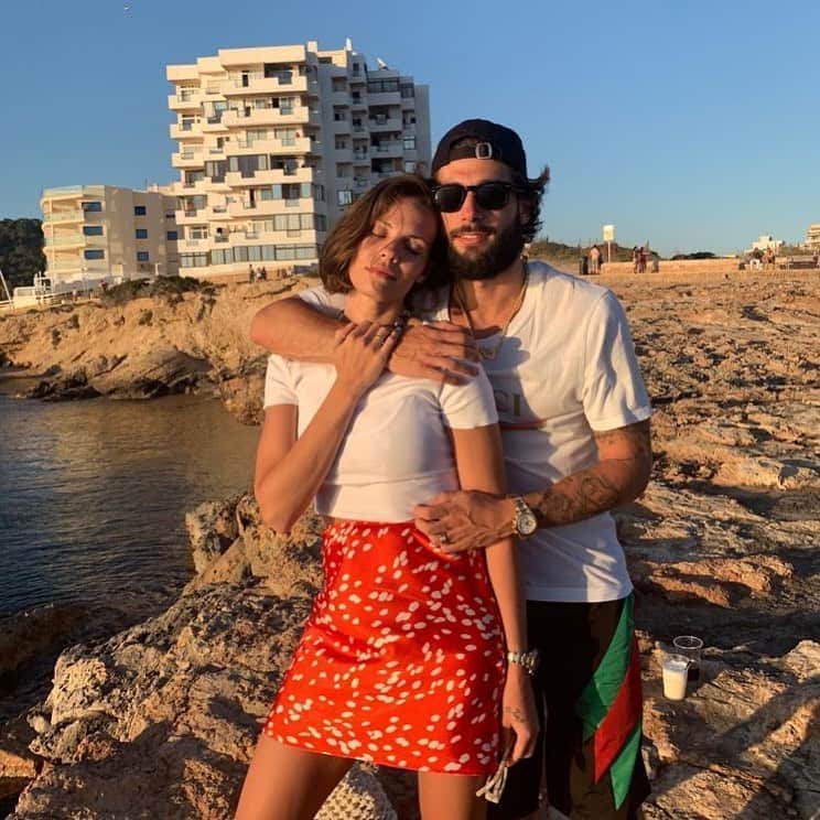 ホタのインスタグラム：「Hoy hace 5 años de uno de los días más felices y que más disfrute de mi vida , pudimos celebrar y disfrutar con toda la gente que queremos de un día inolvidable . Feliz aniversario 🎈 ❤️」