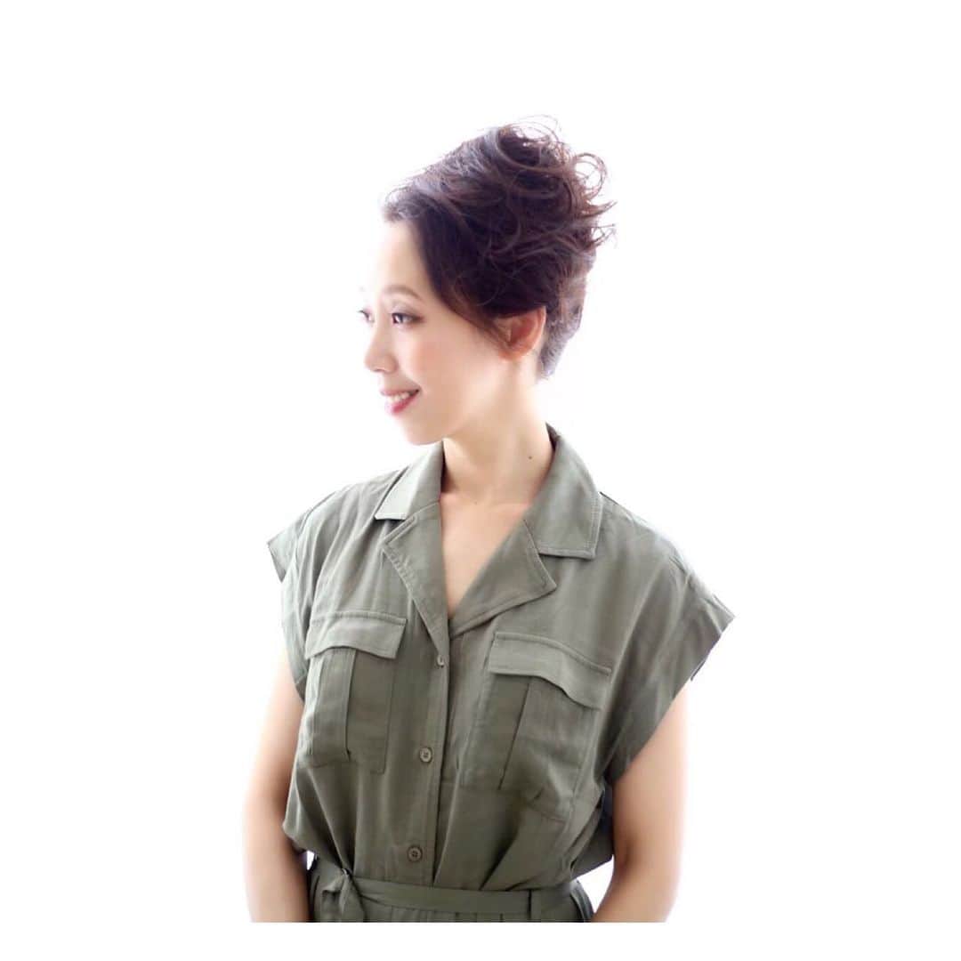 のインスタグラム：「・ 皆さま、おはようございま〜す♬ 本日は撮影shotですっ❤︎ コーデはカーキのサマーワンピース。。。♬ メイク&ヘアアレンジをしていただいての撮影でした〜❤︎ アップヘアーにしていただき… 涼しい〜！！ そして首元がスッキリ〜！！ めっちゃボリュームのある高さのアレンジにキュン❤︎でしたっ♬ 楽しい撮影だった〜〜♬ ・ #アップヘアー#撮影#モデル#大原由美子#model#関西モデル#神戸モデル#模特#写真を撮るのが好きな人と繋がりたい #fashion#ヘアアレンジ#お洒落さんと繋がりたい#ファッションモデル#fashionmodel#サロモ#jaiguru#夏コーデ#インフルエンサー になりたい#写真家さんと繋がりたい#Japanesemodel#모델#カメラマンさんと繋がりたい #カメラ女子#fashion#写真好きな人と繋がりたい#ファインダー越しの私の世界 #被写体#ootd #👗#webモデル」