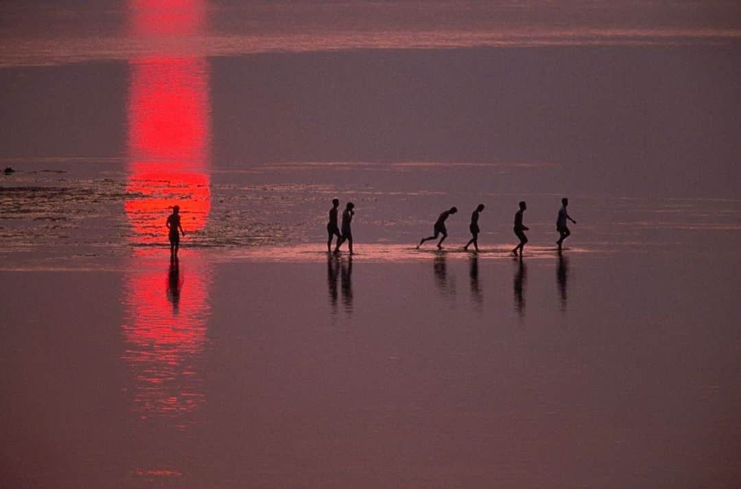 Michael Yamashitaさんのインスタグラム写真 - (Michael YamashitaInstagram)「Troubled waters: the Mekong River is in crisis, at its lowest level in a hundred years. A drought in the lower basin countries of Thailand, Cambodia, and Vietnam coupled with new dams built upstream in Laos and China, have exacerbated a perilous water shortage largely caused by climate change. With the drastically reduced water levels affecting food crops grown on its banks and fish stocks that have fallen sharply, many of the 60 million people who depend on it have been forced to give up their former livelihoods as farmers and fishermen.  Here’s what the healthy banks of Luang Prabang looked like back in the 90’s when I traveled the river from its source on the Tibetan Plateau to its mouth in Vietnam’s Mekong Delta. Hoping that the approaching rainy season will be long and heavy this year. . #LuangPrabang #Laos #MekongRiver #mekong」6月7日 7時21分 - yamashitaphoto