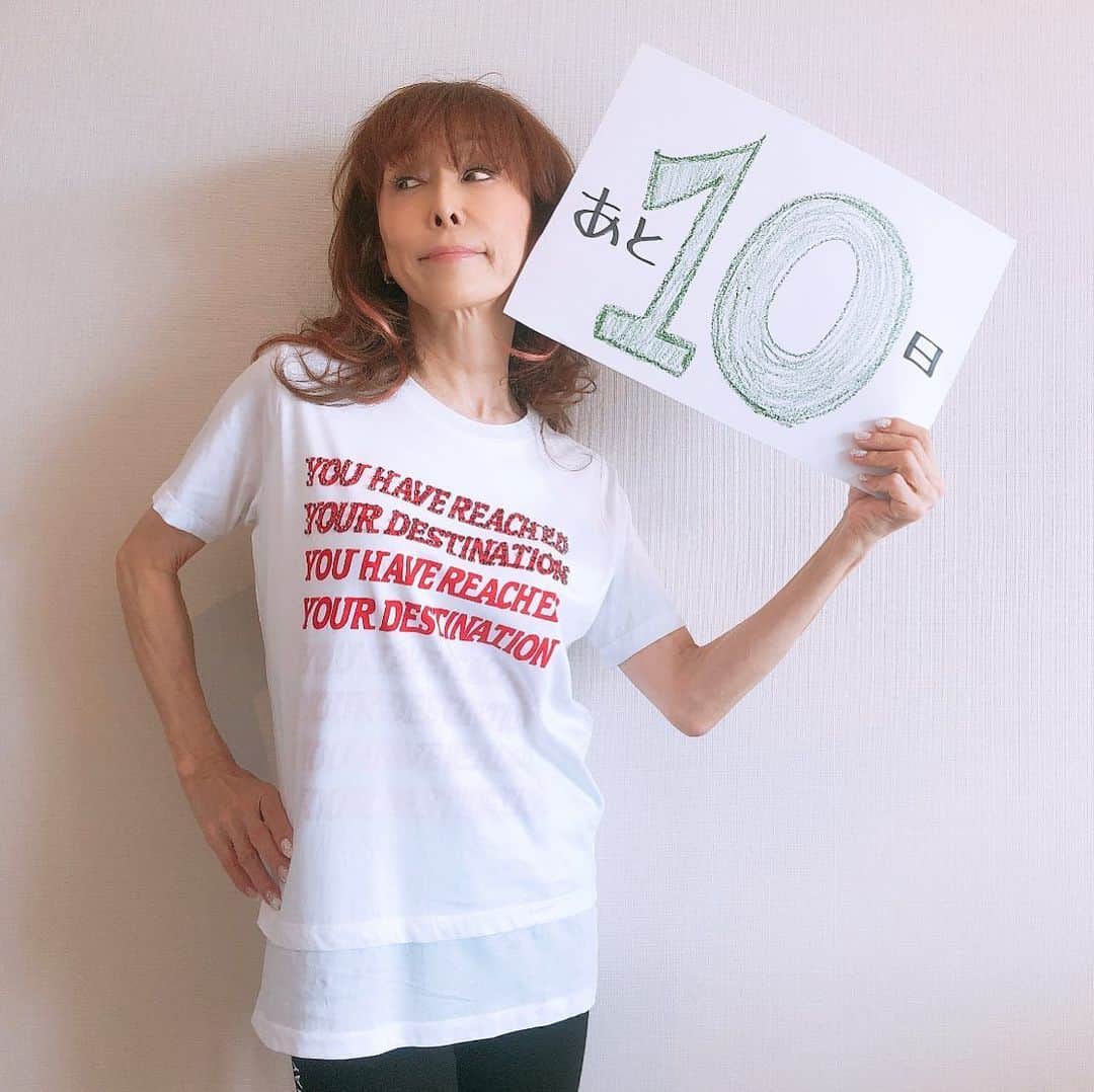 杏子さんのインスタグラム写真 - (杏子Instagram)「. . #杏子 #新曲 #OneFlameTwoHearts #リリースまであと10日  #Tシャツ 上の2行の #キラキラ が #ポイント なのに。。。 . #分かりにくい #じゃんねん」6月7日 8時36分 - kyoko_anzu
