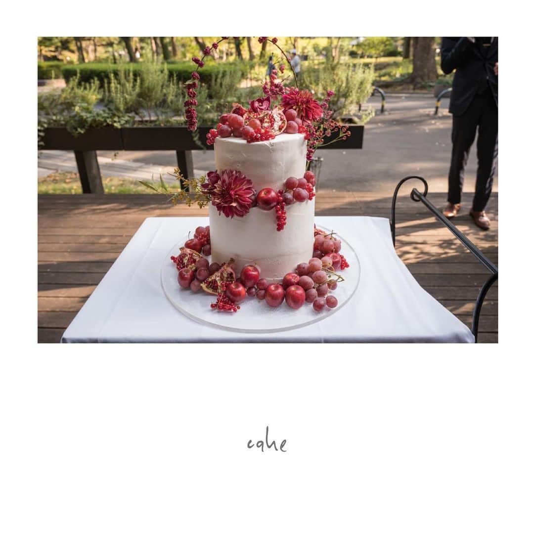日比谷パレスさんのインスタグラム写真 - (日比谷パレスInstagram)「《 cake 》 . . " authentic × elegant " . 上品につるっとナッペしたケーキに、 上質な秋のイメージでフルーツとお花をご用意。 . それらのフルーツやお花の装飾は おふたりの大切なとっても仲の良い ご兄弟にもお手伝い頂きました。 . . tuxedo : @maisondeblanche dress : リメイクドレス ※新婦お祖母様が新婦お母様の為に お手作りされた世界に一着のドレスを リメイクしてご新婦様がお召しに。 hair&make : @maisondeblanche flower : @fiore_soffitta coordinator : Yoneta Haruka . . . ▶︎▶︎ YouTube 更新中🌟 channel / PRIOR RESTAURANT & WEDDINGS . ▶︎▶︎ IGTV 更新中🌟 アカウントトップページよりご覧頂けます。 . ご結婚式本番の映像もご紹介中！ ぜひご覧ください🎬🌿 . . --------------------------------------------- . . 【 オンライン・LINE ブライダルフェア開催中 】 . . 結婚式のあれこれをお気軽にご相談頂ける オンラインでのご相談や、 LINEを使用してのご相談も、 ご案内をしております！ . ●結婚式を行いたいけれど、どんな方法がある？ ●家族だけの少人数で式を挙げるのは可能？ ●お世話になった人をみんな呼びたい！けど難しい？ ●自分達に合う結婚式のカタチって？ . などなど… . . こんな時だからこそのお悩みや、 式場探しのポイント・決め方、 式場と共に結婚式の方向性も一緒に考えたいなど、 お一人で悩まずにぜひお気軽にご相談ください。 . 日比谷パレスで沢山のご結婚式をお手伝いしている コーディネーターが一緒に考えます。 . . ▶︎▶︎ お問合わせ . LINE : yoneta@priortokyo Fair : 🔍みんなのウェディング　日比谷パレス HP : 🔍日比谷パレス DM : Instagramトップページ TEL : 03-5511-4122 . . --------------------------------------------- . . #日比谷パレス  #日比谷公園 #一軒家貸切 #一軒貸切ウェディング #親族婚 #親族結婚式 #親族会食 #想いを込めて #想いをカタチに #卒花レポ #日比谷パレス花嫁 #東京花嫁 #東京レストラン #式場探し #プロポーズ #ガーデンウェディング #レストランウェディング #プレ花嫁準備 #グリーンウェディング #ウェディングレポ #ウェディングフォト #hibiyapalace #hibiyapark #michelin #provance #provancestyle #gastronomy #restaurantwedding #prewedding #prebridal」6月7日 8時39分 - hibiyapalace_wedding