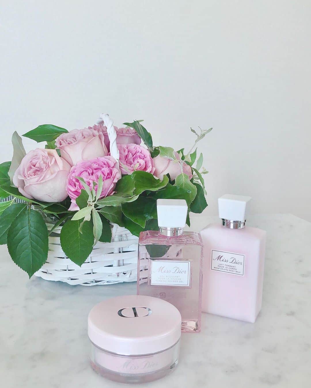 山脇道子のインスタグラム：「@diorparfums  優雅で優しい香りのMISS DIORから 数量限定発売したボディパウダーを 使ってみました🌹✨ 明るく見せたいデコルテや肩に パフでポンポンすると ハイライト効果も✨🥺✨ . ふわっと甘い香りで しあわせ気分〜💐✨✨✨ #ミスディオール」