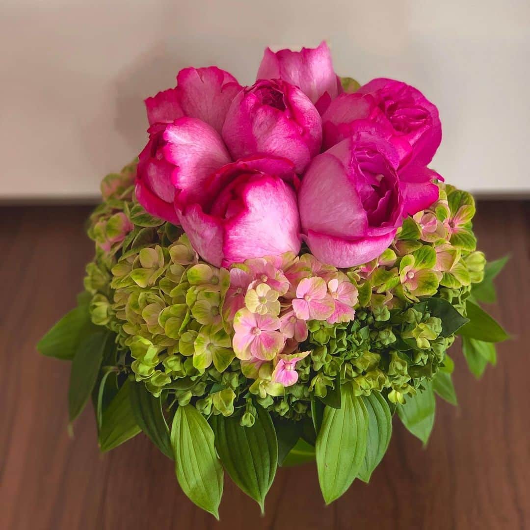 夏木マリさんのインスタグラム写真 - (夏木マリInstagram)「おはよう......... 今日の暮らしは昨日にあり〜  よい休日に。  #goodmorningseries#happysunday #flowerseries#jardinsdesfleurs  @mari_natsuki#natsukirock #夏木マリ」6月7日 9時00分 - mari_natsuki