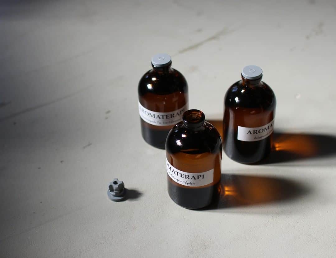 KOZLIFEさんのインスタグラム写真 - (KOZLIFEInstagram)「オシャレな瓶のディフューザー。 KLINTAから新発売いたしました！ 100％天然エッセンシャルオイルを使用した ”自然の香り”をお楽しみくださいね。 . -登場したアイテム- KLINTA/ Aromaterapi リードディフューザー . ◎商品は当店トップページのバナーorプロフィールのURLからどうぞ。 ▶︎ @kozlife_tokyo . #KOZLIFE #japan #LoveFoodLoveLife #Interior #instahome #instagood #instajapan #klinta #sweden #StayHomeStayHappy #Aromaterapi #暮らし #北欧インテリア #北欧雑貨 #クリンタ #インテリア #丁寧な暮らし #シンプルライフ #暮らしを楽しむ #おうち時間 #アロマ #ディフューザー #リードディフューザー #スウェーデン #ステイホーム」6月7日 9時00分 - kozlife_tokyo