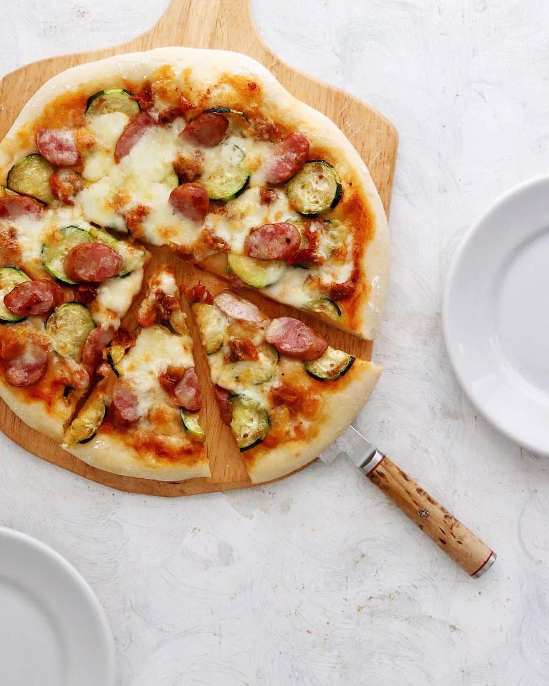 のインスタグラム：「Homemade Pizza 🍕 . 朝から生地こねて家ピザ。 ふっくらもっちり生地に、 トマトソース塗ってから、 ズッキーニ、ソーセージ、 ドライトマト、チーズで。 . . #ピザ #家ピザ #ホームメイドピザ #ピザ部 #ピザ作り #homemadepizza #pizza #pizzaparty #pizzaporn #pizzagram #dailypizza #🍕」