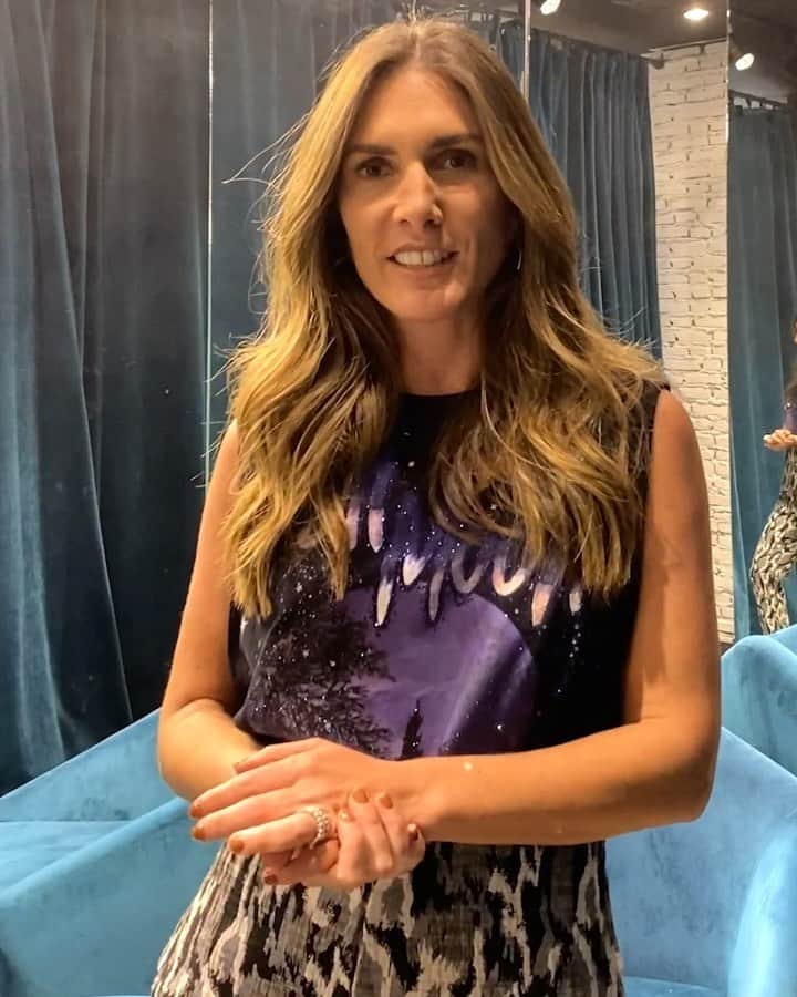 のインスタグラム：「Confira o primeiro vídeo de dicas de looks para vestir neste #DiadosNamorados, apresentado pelo nossa diretora de estilo Bia Parente. Aqui, ela selecionou peças lindas e superconfortáveis, perfeitas para um jantar a dois. Assista ao vídeo completo! #rosacha」