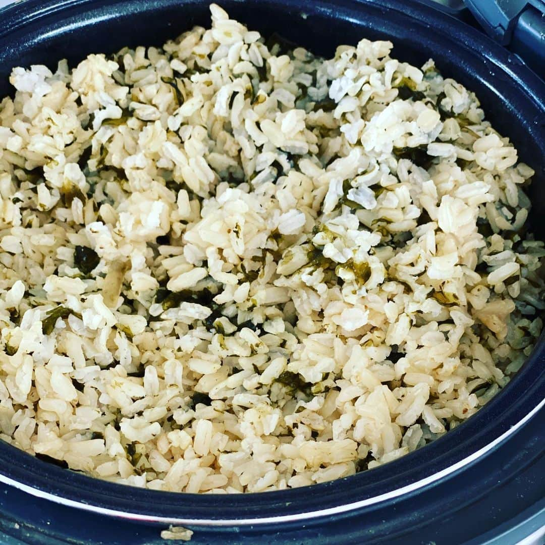 吉野紗香のインスタグラム：「This is a Wakame rice🍚✨わかめご飯作りました🍚✨ #wakame #wakameraice #seeweed #brownrice #ricekeck #cooking #わかめ　#わかめご飯　#海藻　#玄米　#炊飯器　#クッキング」