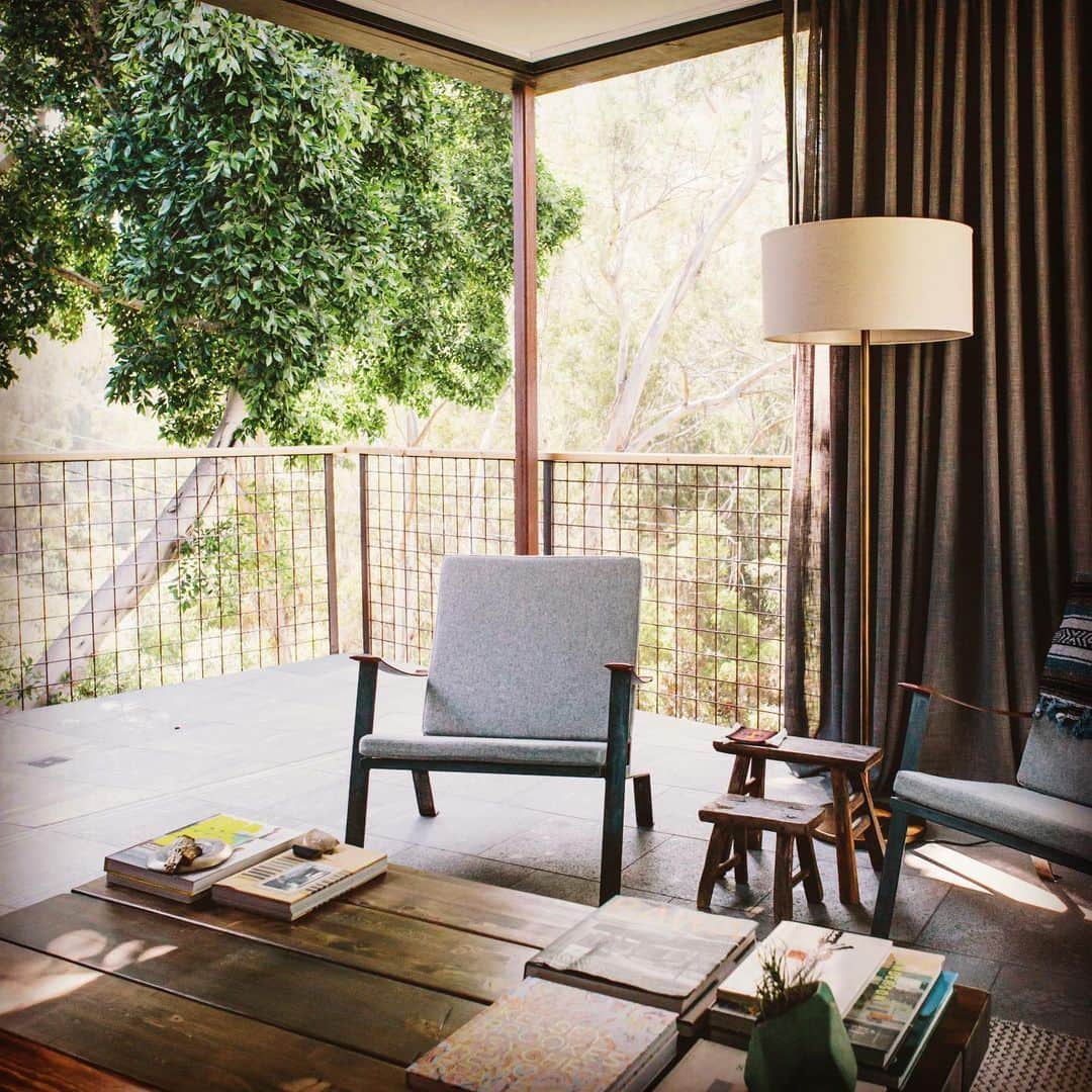カリフォルニアスタイルさんのインスタグラム写真 - (カリフォルニアスタイルInstagram)「スクエアなファニチャーでまとめられた、渓谷に突き出すモダンなリビングルーム。アーキテクトの自邸は、どこを切り取ってもさすがの仕上がりだった。 Thx Jeff  @jeffsvitak  #california #californiastyle #californiadreaming #socal #sandiego #northpark #modernhouse #architecture #architect #midcenturymodern #blackhouses #カリフォルニアスタイル #カリフォルニア #カリフォルニア工務店 #サンディエゴ #建築 #建築家 #家 #デザイン #インテリア #インテリアコーディネート #センス #goodvibes #sunnyday #woods #river #riverside #lifestyle #ライフスタイル #ライフスタイル不動産」6月7日 9時07分 - cal__style